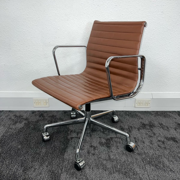Go to article: The Office Chair Hall of Fame: Eames Aluminium Chair