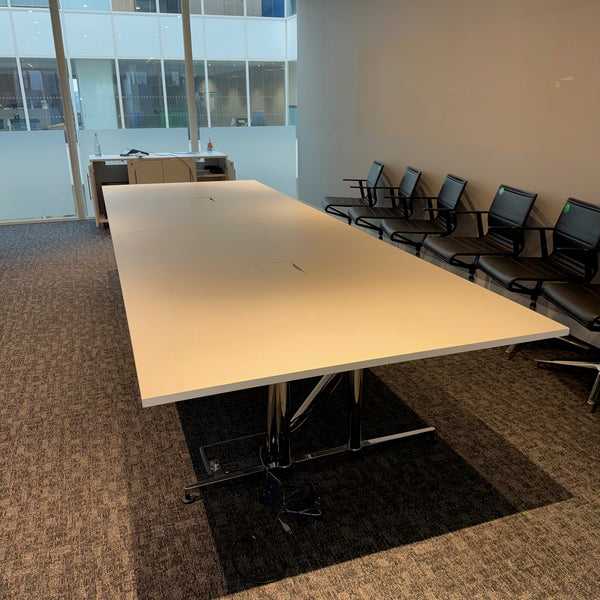 Used ICF Large White Meeting Table Set with 12 Leather Meeting Chairs