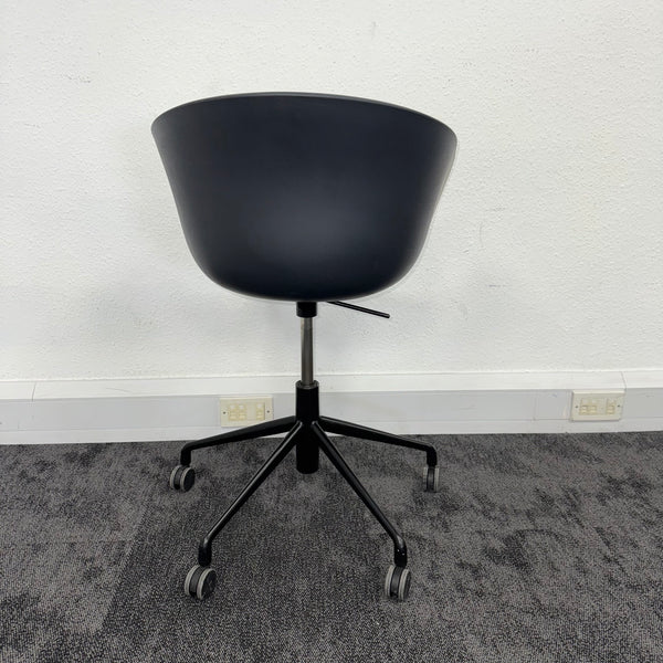 Used HAY About A Chair AAC 52 2.0 Set with White Round Table